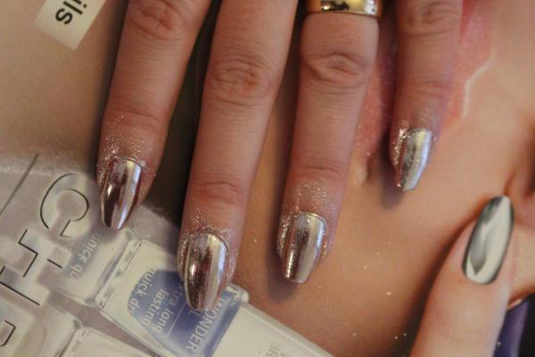 IsaDora Chrome Nails