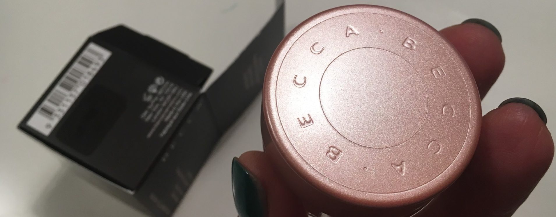 Becca Under Eye Brightening Corrector - ett litet underverk - Daisy Beauty
