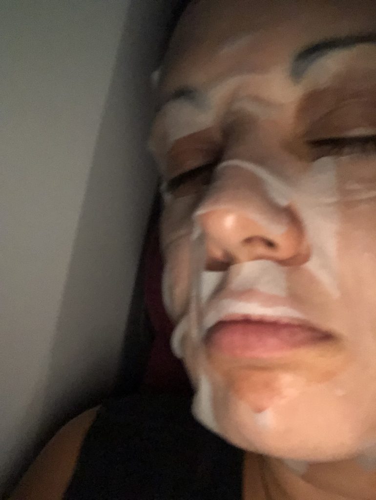 ansiktsmask på flyg