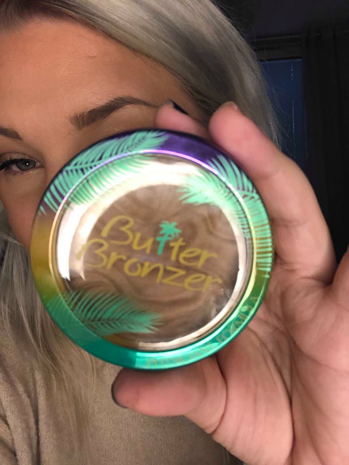 att applicera bronzer