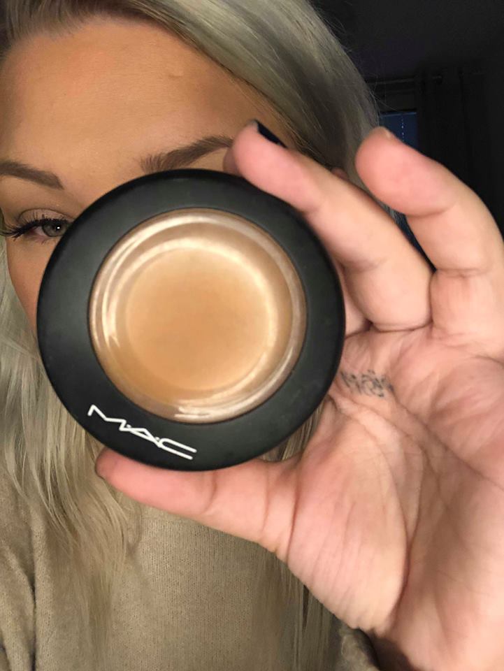 att applicera bronzer