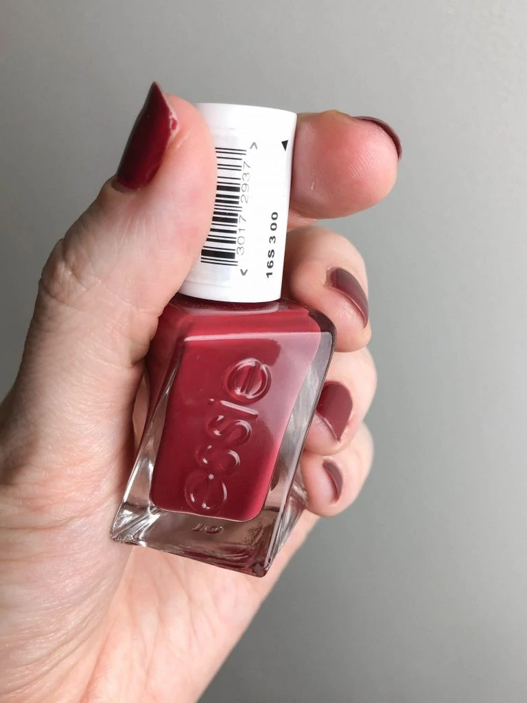 Essie the Red Beauty favoritlack: Gown Couture från Gel - Paint Daisy Nytt