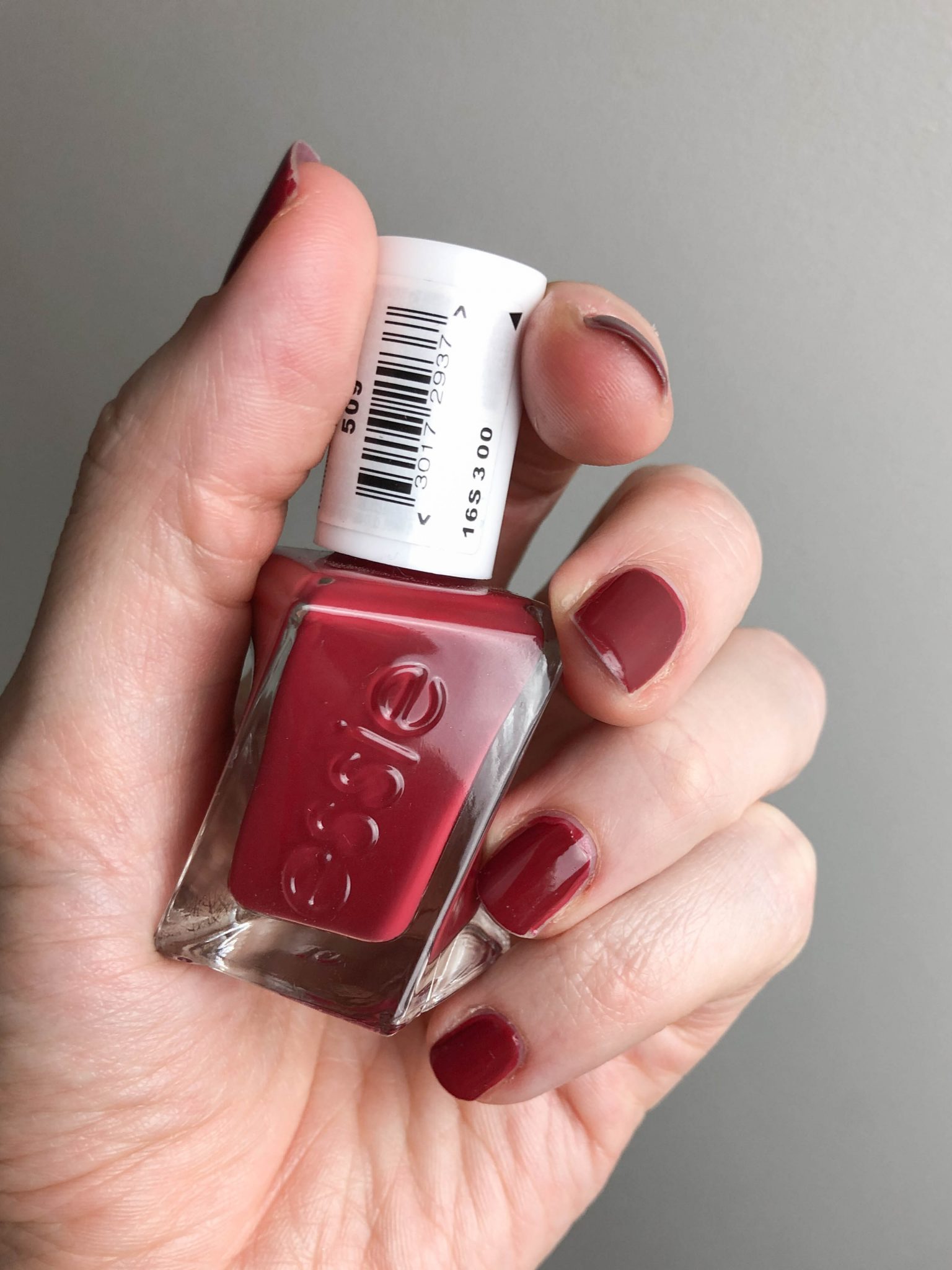 Nytt favoritlack: Paint the Gown Red från Essie Gel Couture - Daisy Beauty