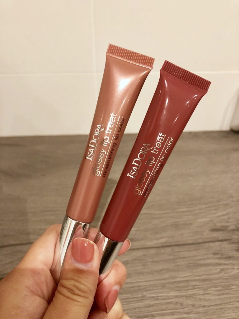 Glossy lip treat