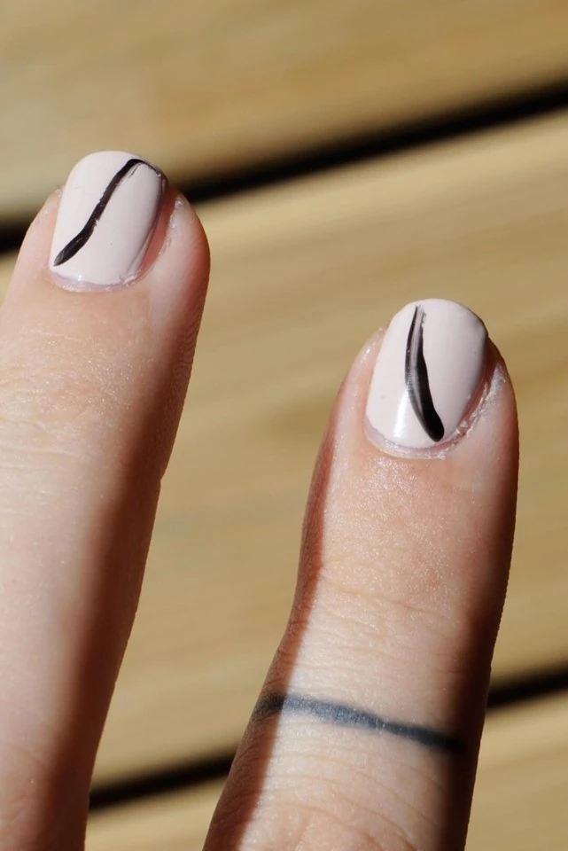 Skandinavisk Nageldesign Med Beige Och Svart Daisy Beauty