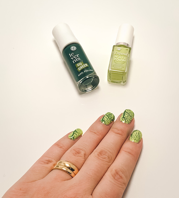 Grönskande nageldesign med nail stamping