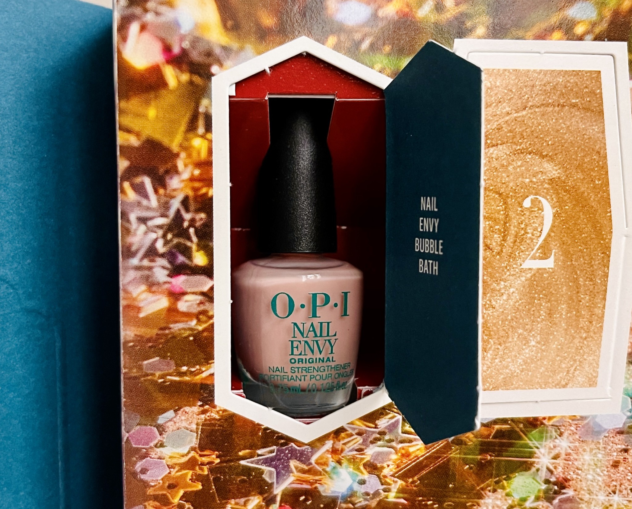 opi-s-kalender-inneh-ller-b-de-nyheter-och-klassiker-daisy-beauty