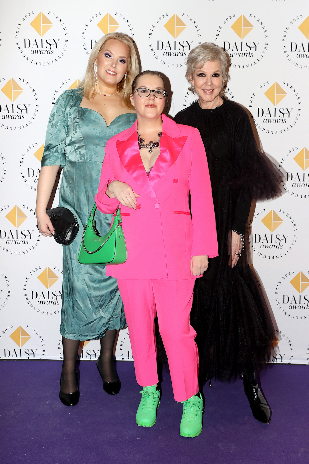 Elin Fagerber, Åsa Lindberg (Kashayas Beauty) och Arga tanten, Linnéa Öst, på röda mattan på Daisy Beauty Awards 2023.