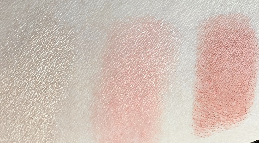 Swatches från vänster till höger: Highligter stick Sandy Glow, Blush & Lipstick Shimmering Coral och Blush & Lipstick Vintage rose.