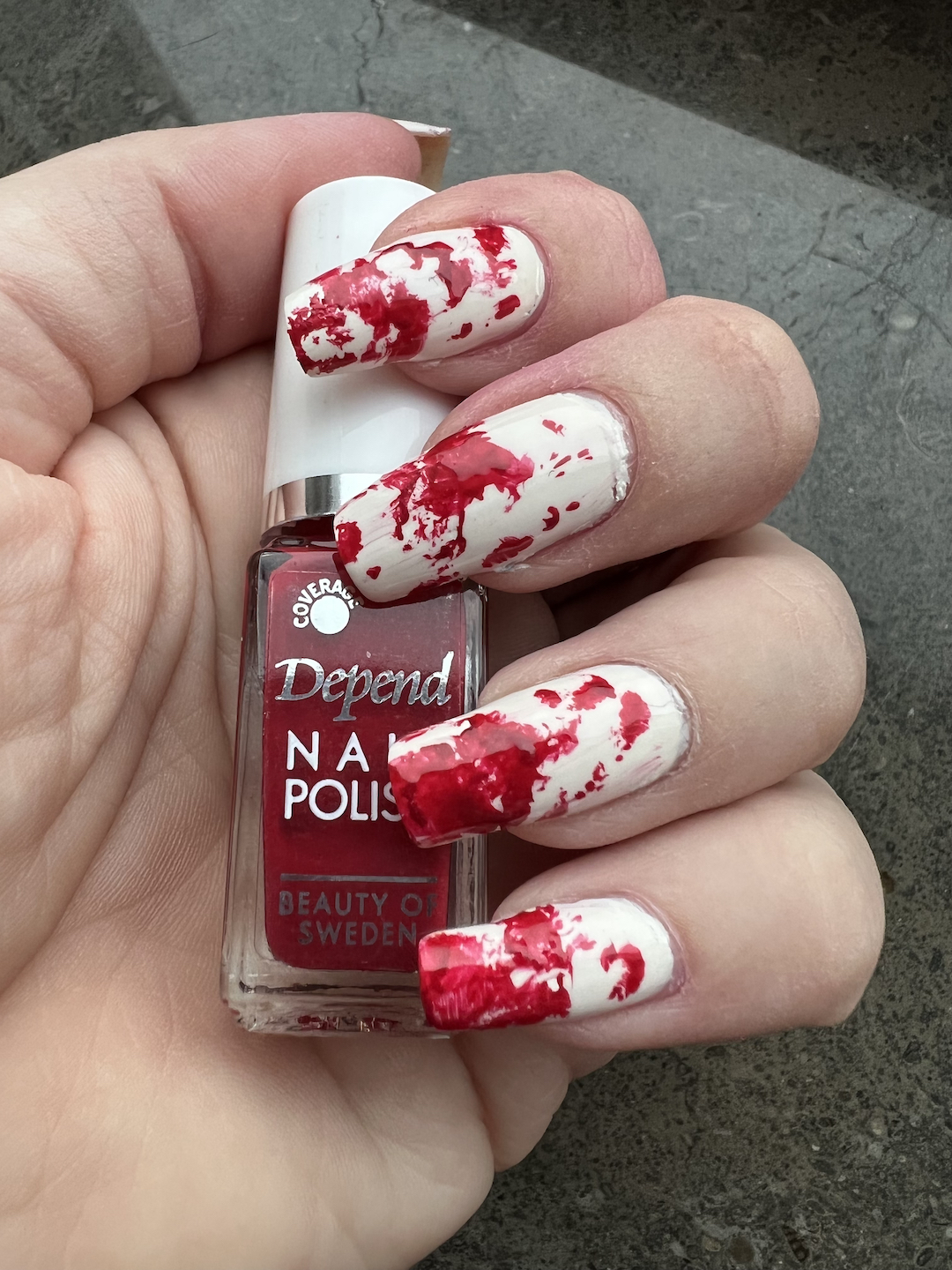 enkla nageldesigner till Halloween