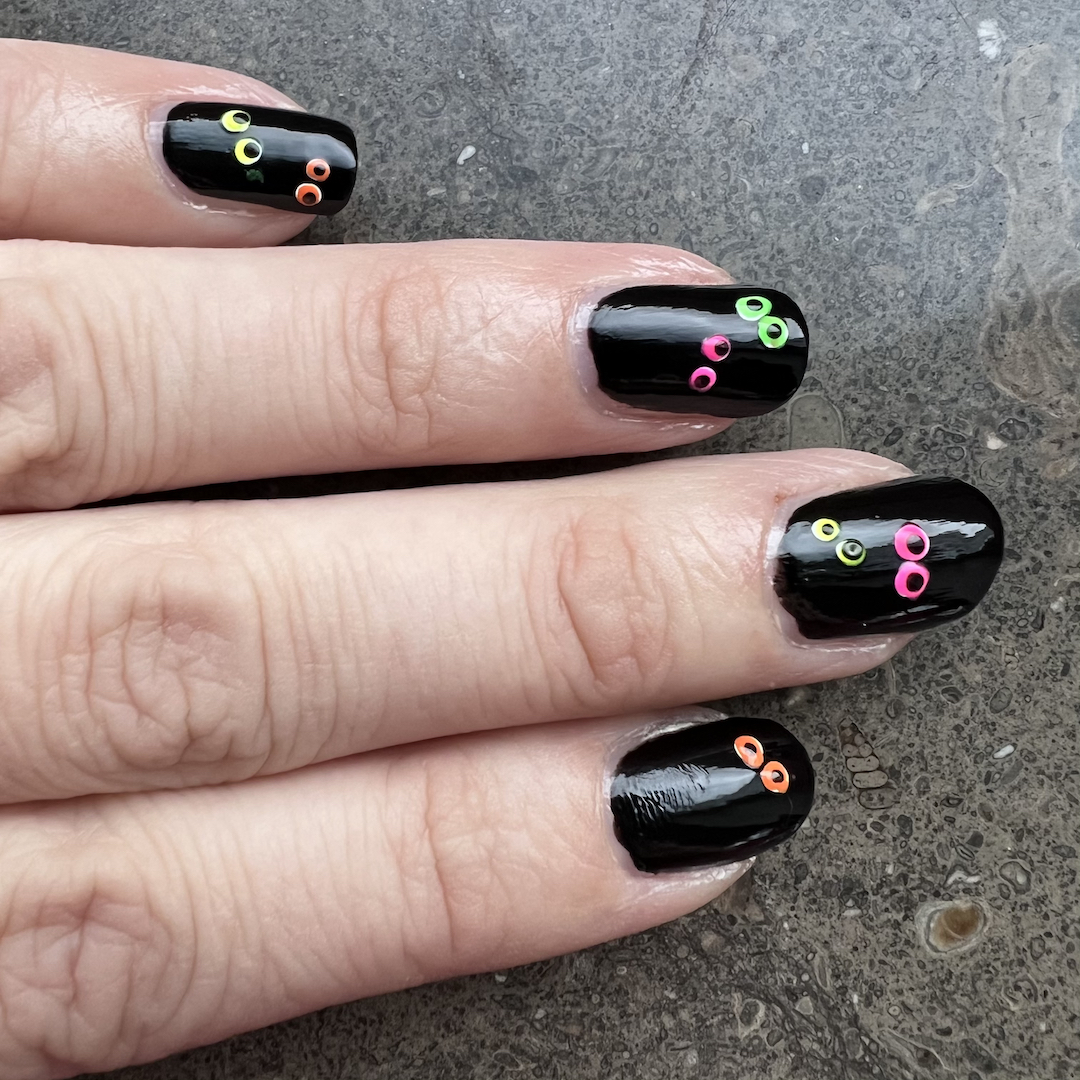 enkla nageldesigner till Halloween