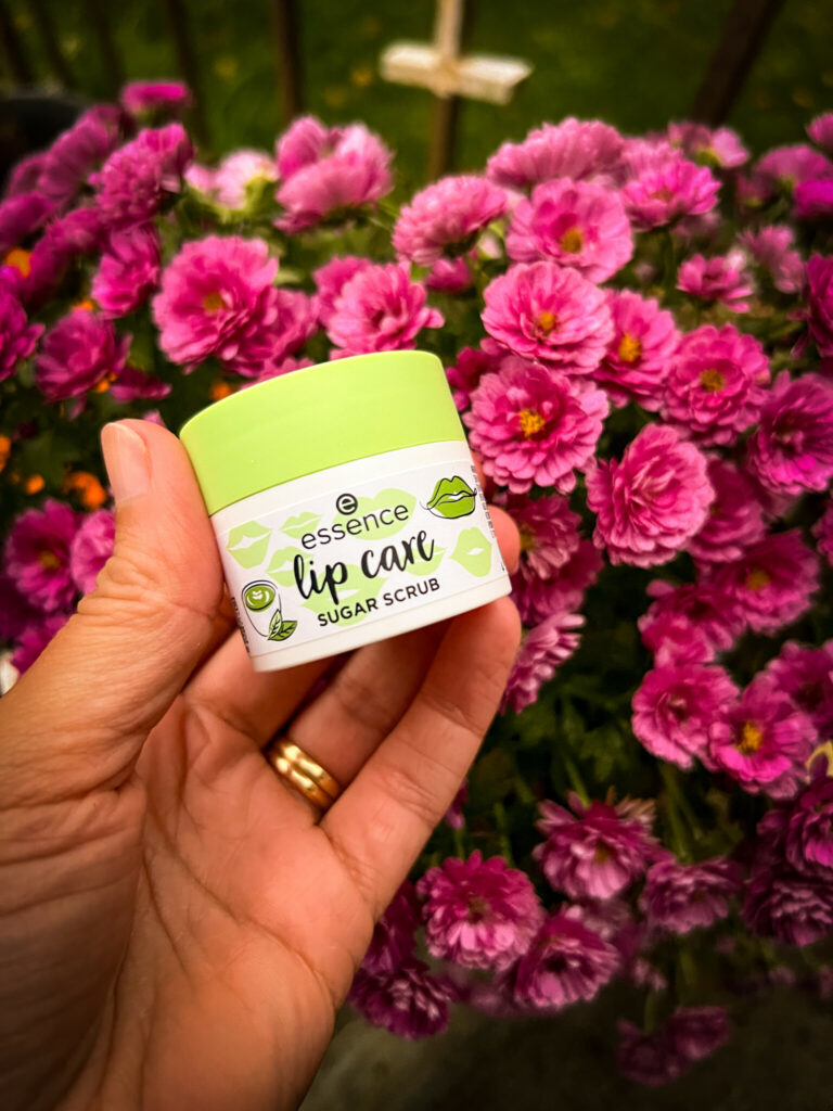 Essence lip scrub