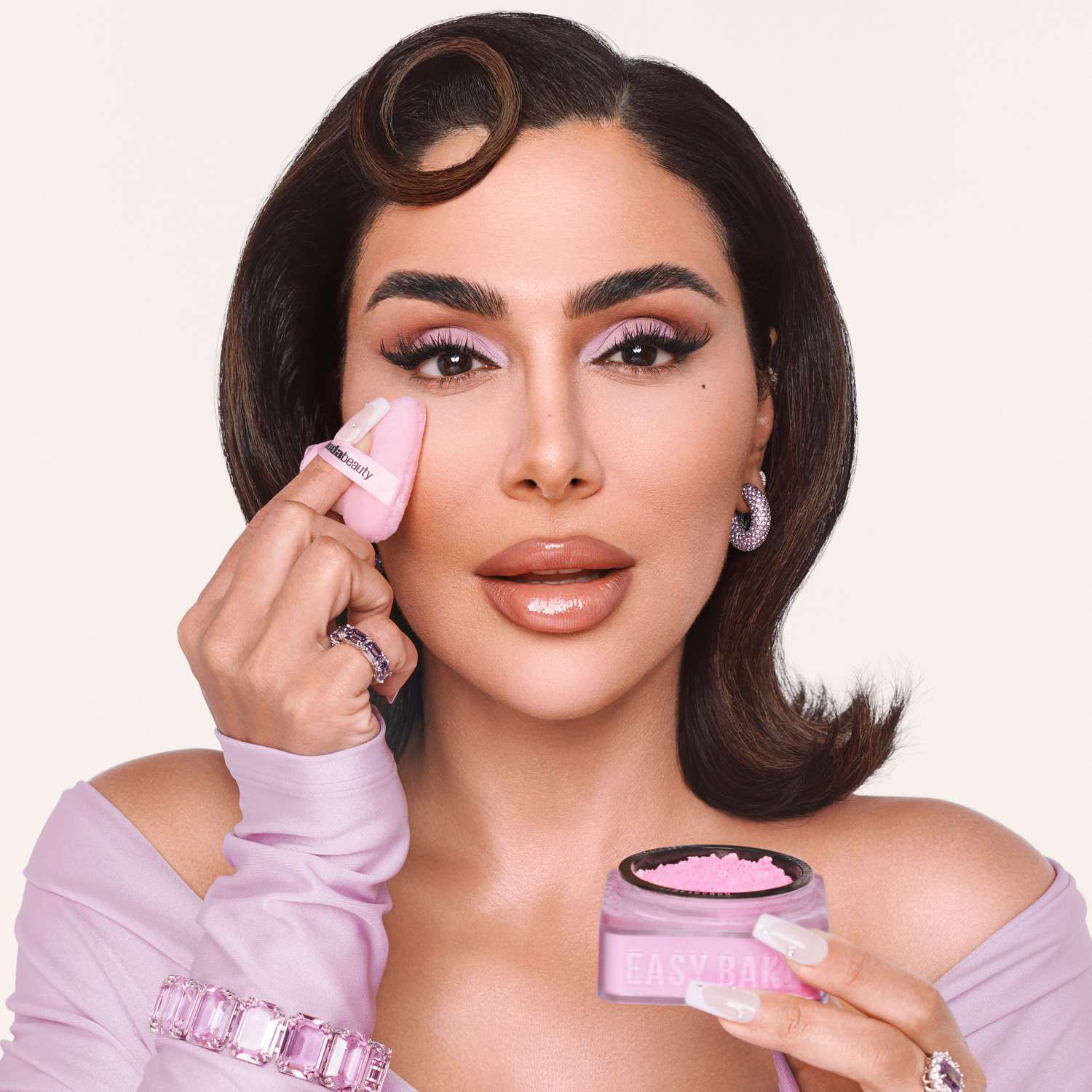 Huda Kattans lila puder