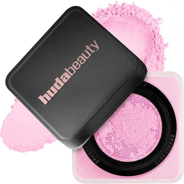 Huda Beauty Easy Bake Loose Baking & Setting Powder Ube Birthday Cake är ett lila puder.