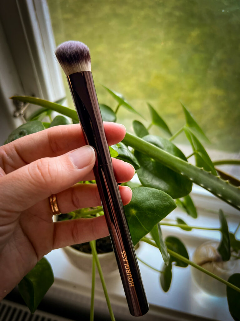 Hourglass Vanish concealer brush