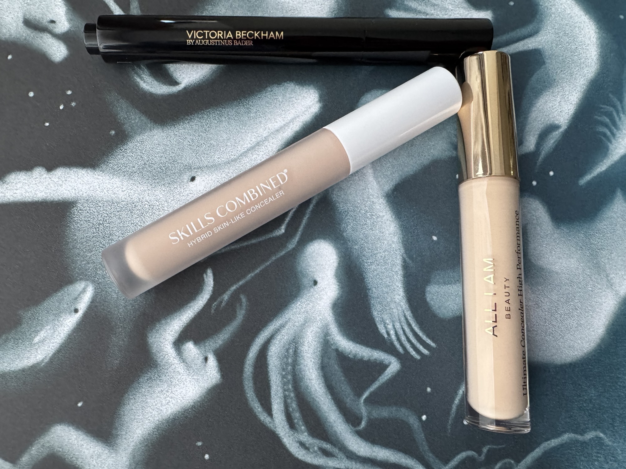 Victoria Beckhams hajpade concealer Victoria Beckham by Augustinus Bader The Concealer Pen, All I am beauty Ultimate Concealer High Performance, Skills Combined Hybrid Skin-like concealer